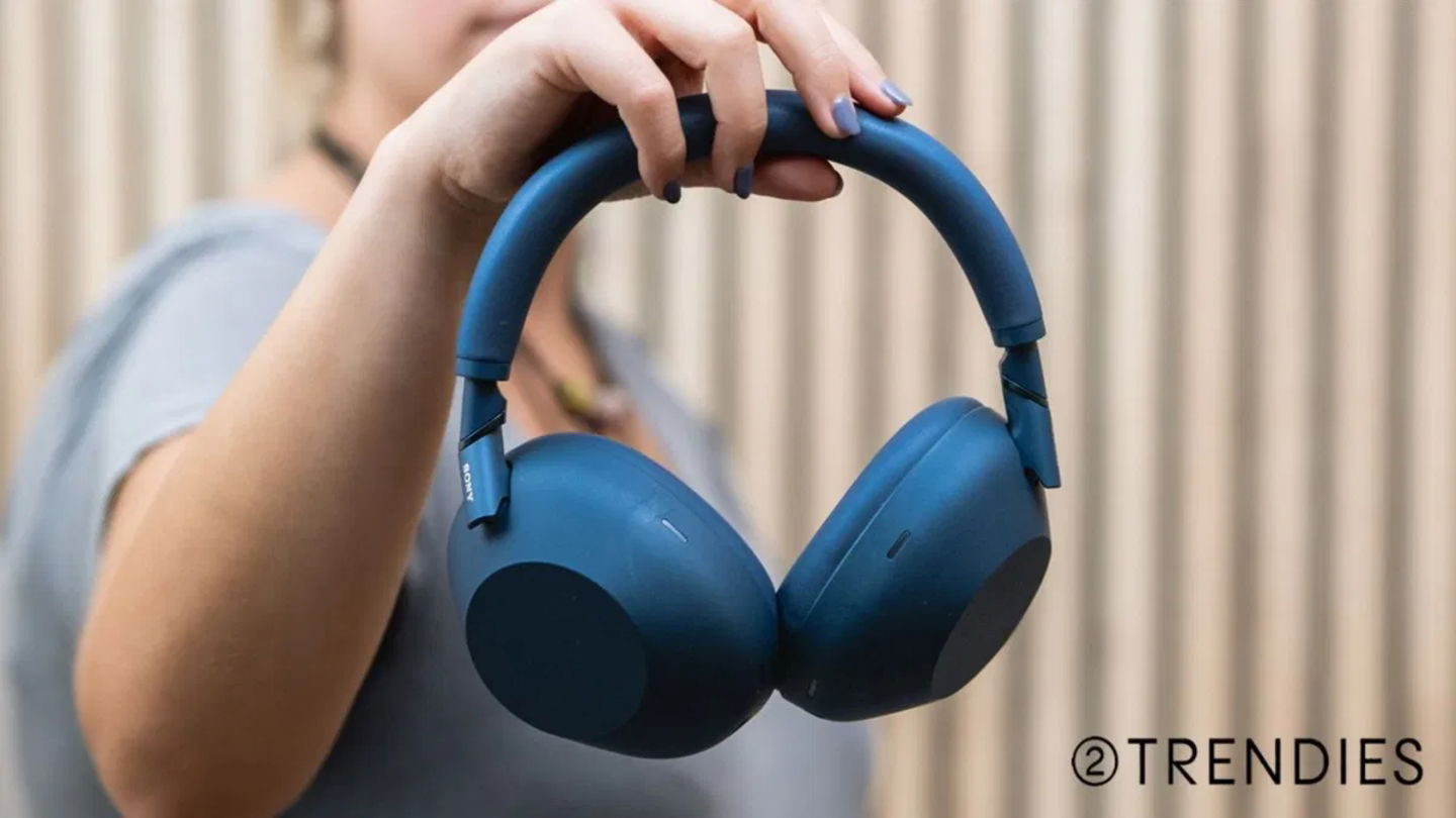 Mano sosteniendo los auriculares Sony WH-1000XM6 azules