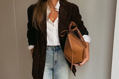 Adiós a la americana negra: la blazer marrón chocolate toma el relevo este otoño