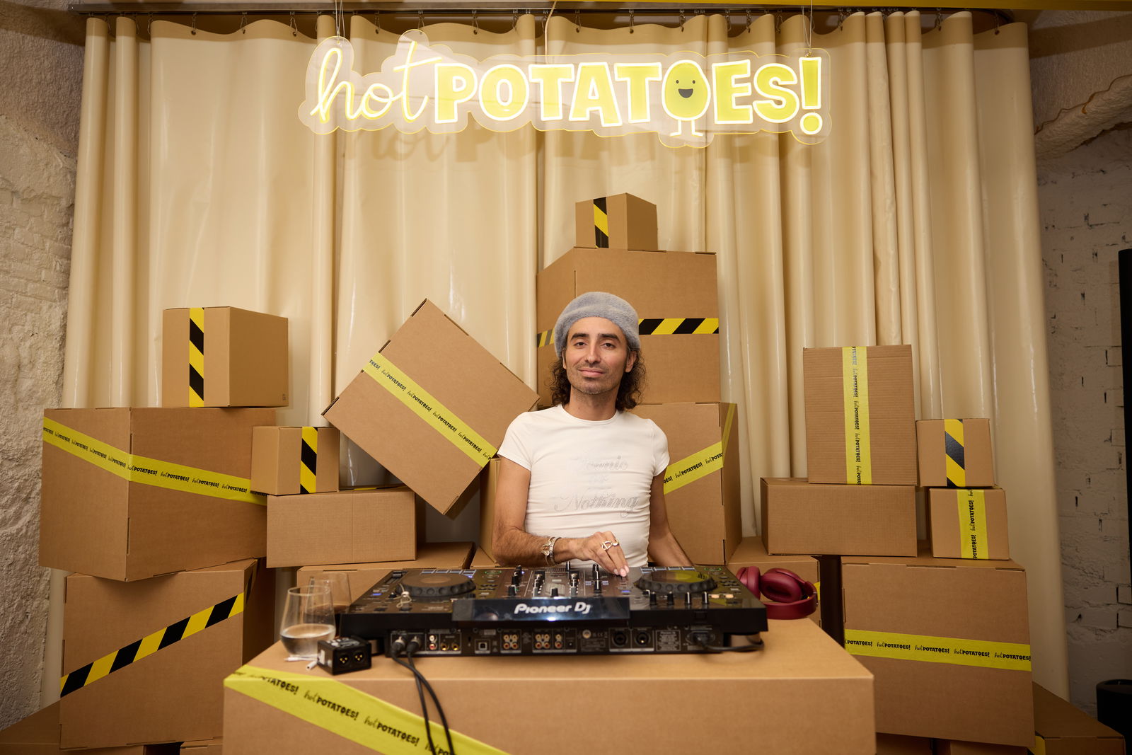 Hot Potatoes celebra su nueva imagen con una “fiesta en casa” y marca el inicio de una etapa más atrevida