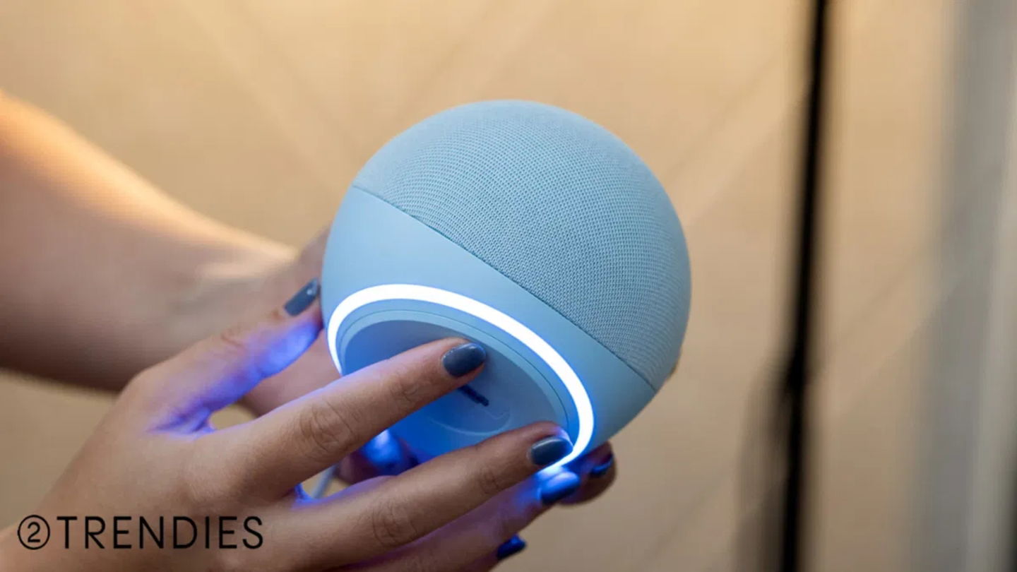 Mano sosteniendo el Echo Dot 5