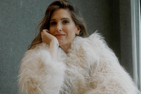 Así combina Estíbaliz Prieto el blanco este otoño: falda y abrigo que iluminan cualquier look