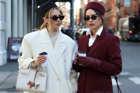 El pillbox hat vuelve en versión lana y pelo (y se ha colado en el street style de otoño)