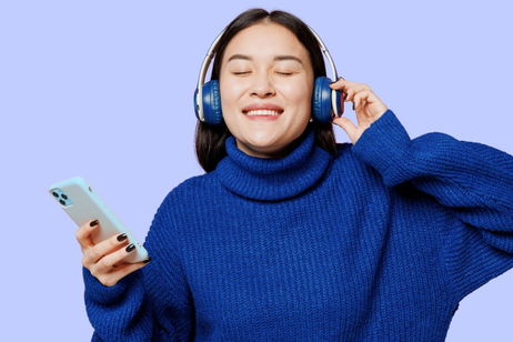 Azul sin límites: 7 looks (y gadgets) que van a convertirlo en tu color favorito esta temporada