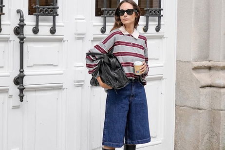 Las insiders lo tienen claro: los looks con bermudas denim, botas altas y polo de rayas son la fórmula ganadora