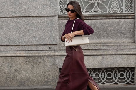 Flechazo con la falda de piel burdeos que Alexandra Pereira ha llevado en Milán