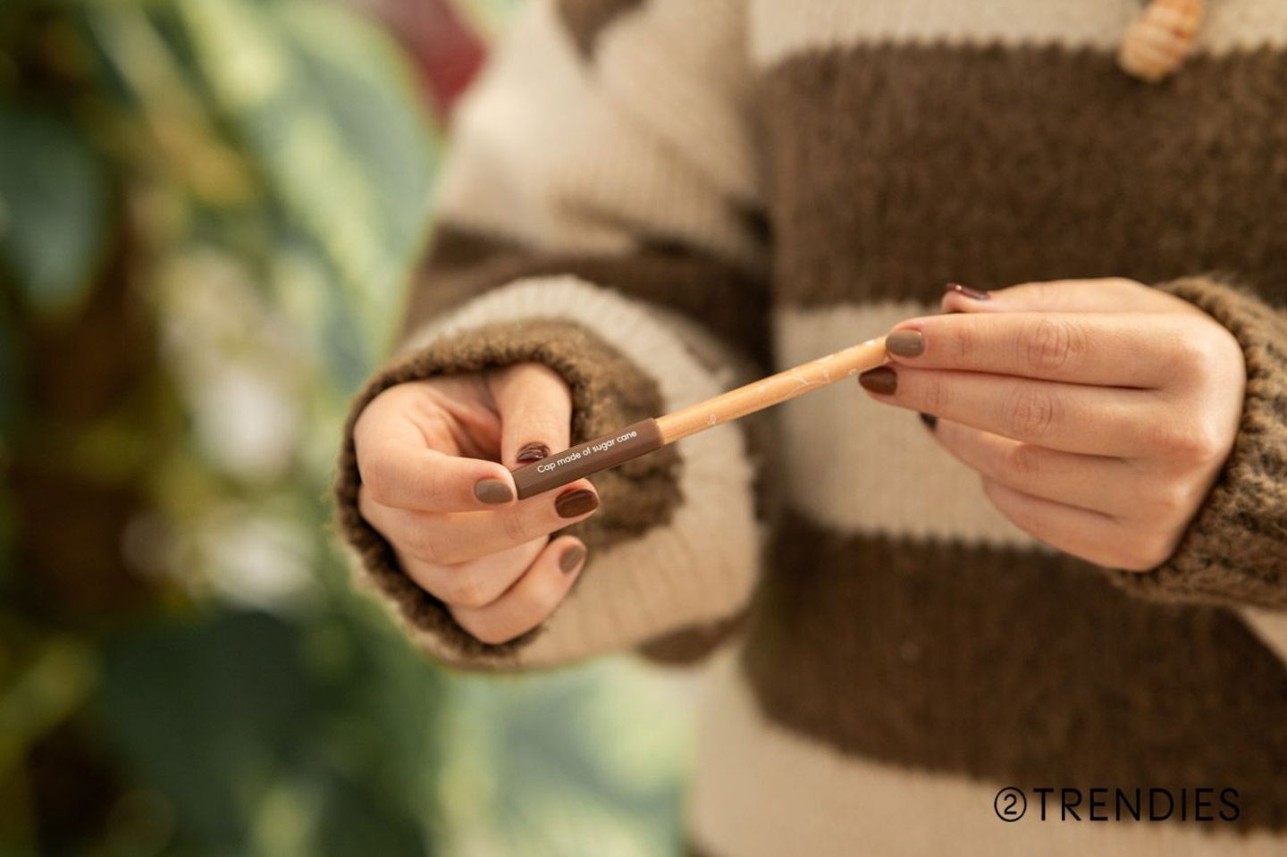Mocha Mousse sin normas: 7 looks (y gadgets) para llevar el marrón de la forma más elegante