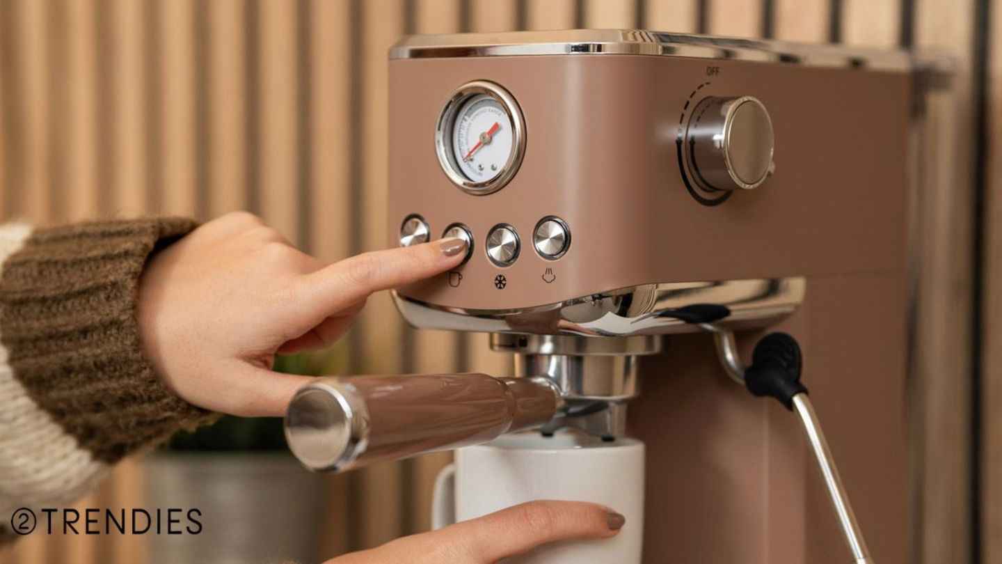 Mocha Mousse sin normas: 7 looks (y gadgets) para llevar el marrón de la forma más elegante