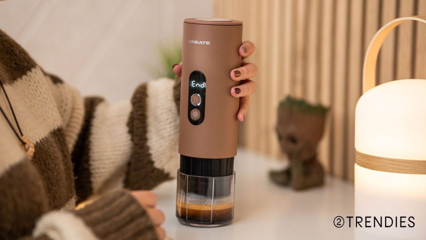 Mocha Mousse sin normas: 7 looks (y gadgets) para llevar el marrón de la forma más elegante