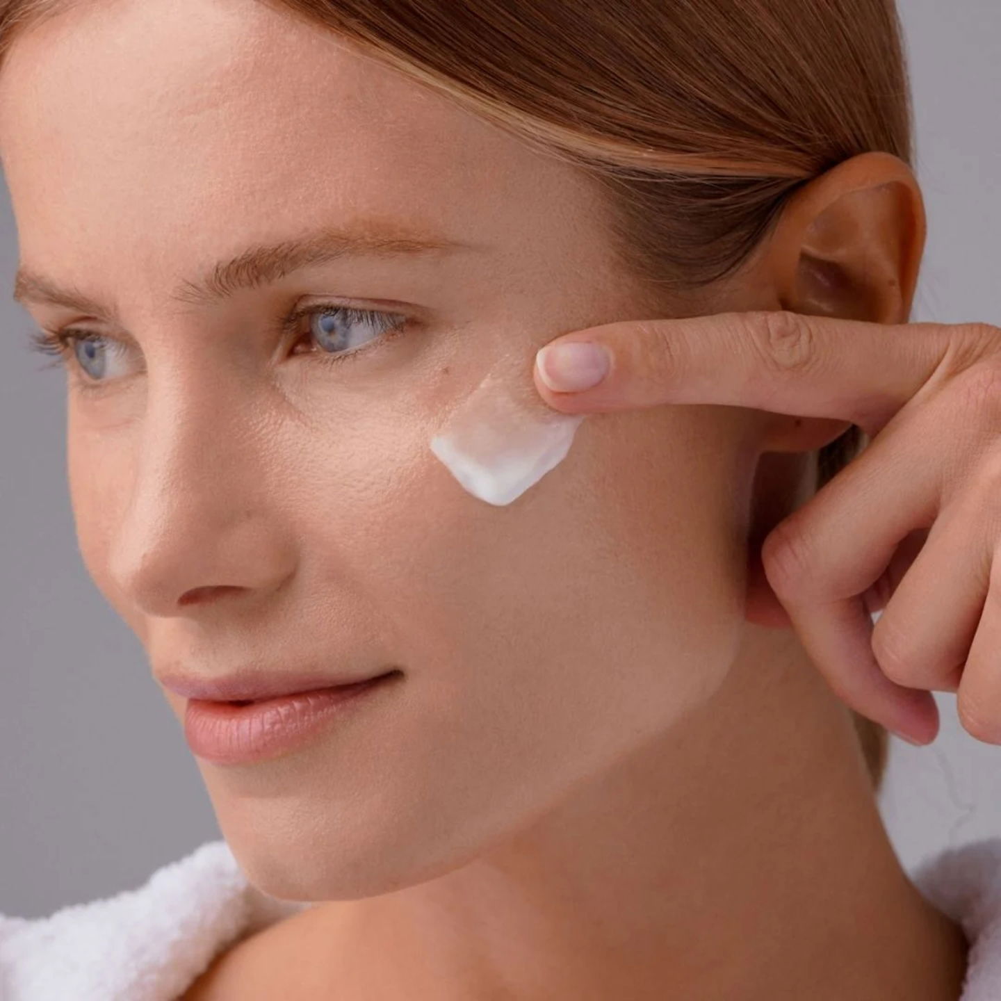 Mujer aplicando crema