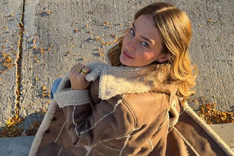 Laura Escanes tiene el abrigo marrón de Desigual que combina con todo este otoño