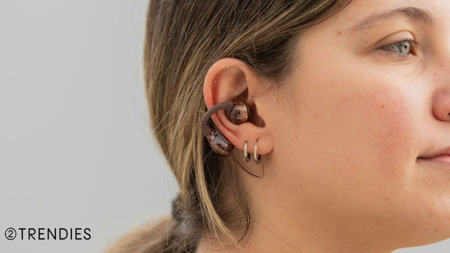 Mocha Mousse sin normas: 7 looks (y gadgets) para llevar el marrón de la forma más elegante