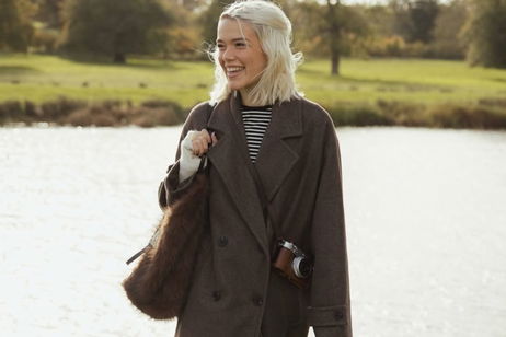 Los bolsos de pelo llegan este otoño-invierno dispuestos a quedarse (y elevan cualquier look básico)