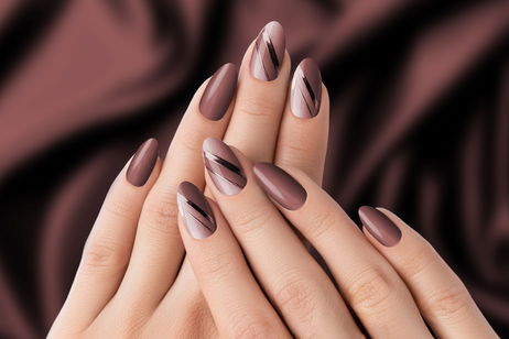 Manicuras moka y marrones: el color tendencia que conquista nuestras uñas en 2025