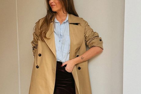 Los pantalones de terciopelo granate de Mango que van a salvar tus looks de diciembre (y también los de diario)