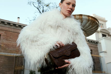 El bolso baguette de Leandra: elegancia natural y diseño contemporáneo