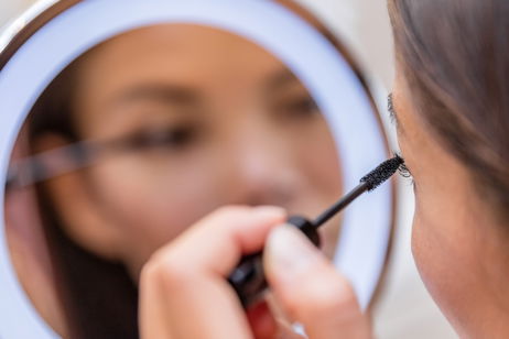 Olvídate del negro: las máscaras marrones reinventan la mirada