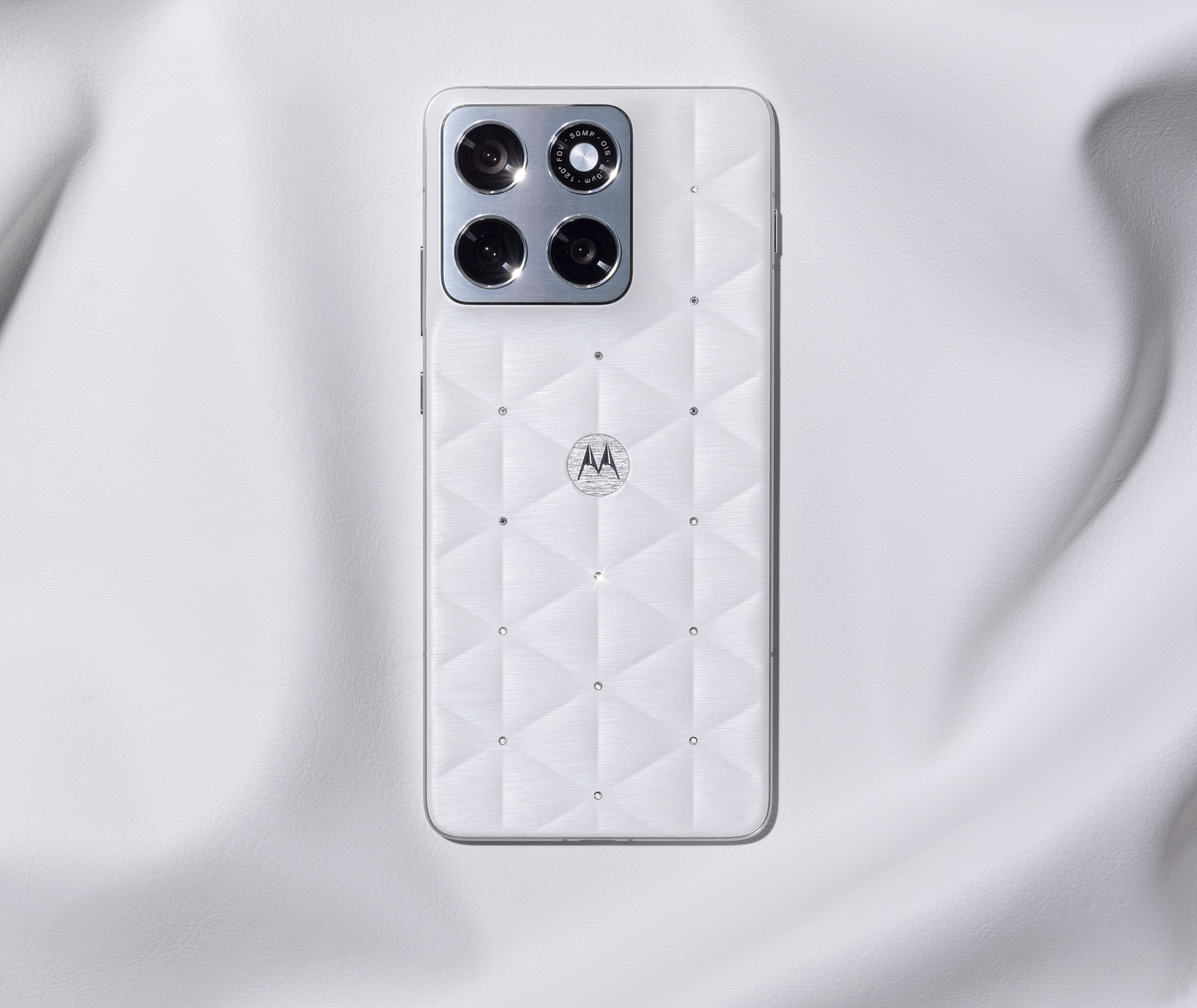 motorola edge 70 con cristales de Swarovski