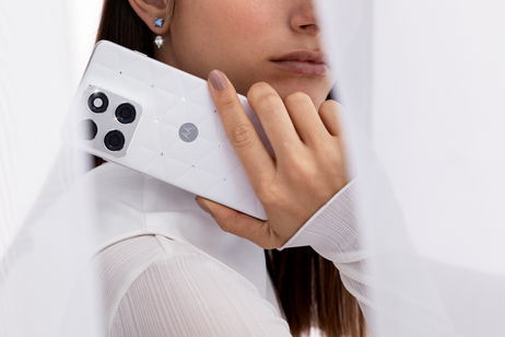 Motorola se viste de blanco: así es la edición especial del edge 70 en el Pantone Color of the Year 2026, adornada con cristales de Swarovski