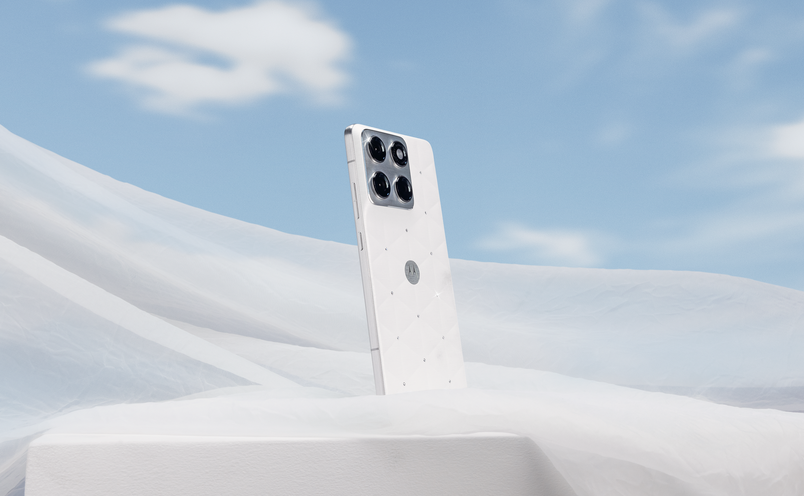 motorola edge 70 en el tono Cloud Dancer (Pantone Color of the Year 2026) con cristales de Swarovski