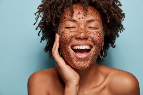 Guía completa de exfoliantes: tipos, ingredientes, beneficios y consejos para una piel radiante