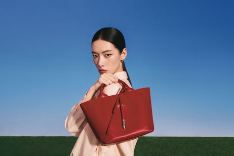 Longchamp galopa hacia 2026: el Año del Caballo se viste de rojo y oro