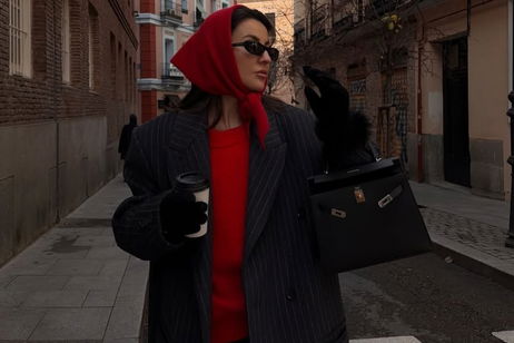 El bolso negro y la bandana roja que Alexandra Pereira no deja de llevar este invierno