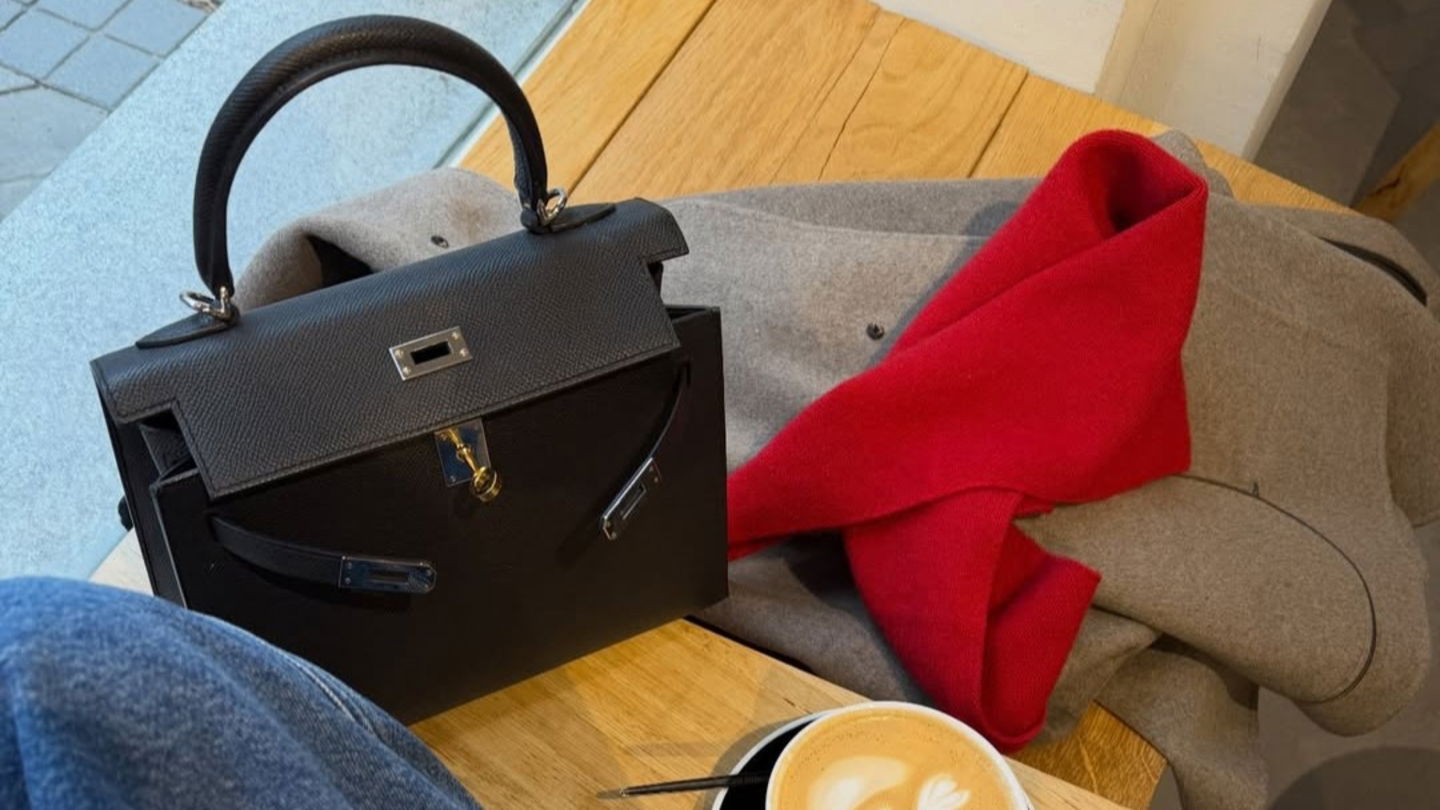 El bolso negro y la bandana roja que Alexandra Pereira no deja de llevar este invierno