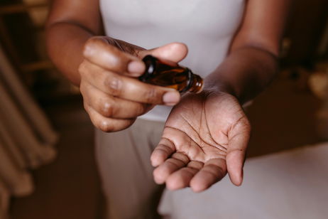 Aceites esenciales vs. aceites vegetales: la guía definitiva para entender qué necesita tu piel (según expertas)