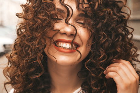 Los cortes curly que dominarán 2026: volumen inteligente, capas estratégicas y rizos con identidad