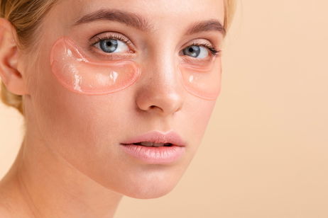 Los 5 errores con el contorno de ojos que están arruinando tu mirada (y cómo evitarlos) Los 5 errores con el contorno de ojos que están arruinando tu mirada (y cómo evitarlos)