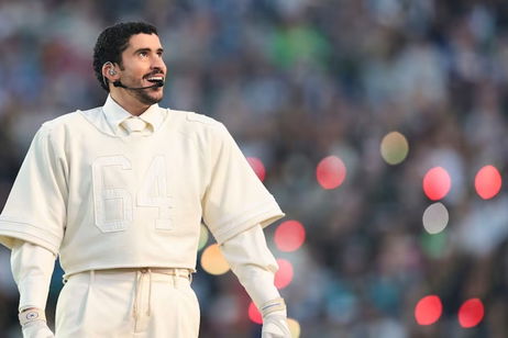 El look en crema de Bad Bunny en la Super Bowl con Zara y sus adidas BadBo 1.0