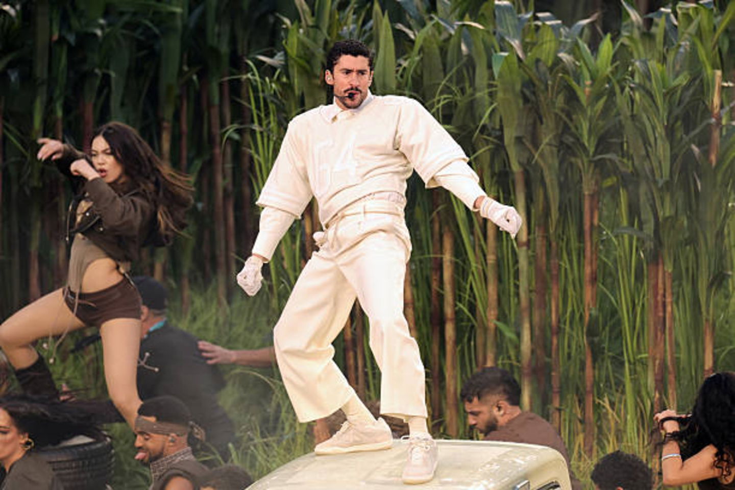 El look en crema de Bad Bunny en la Super Bowl con Zara y sus adidas BadBo 1.0