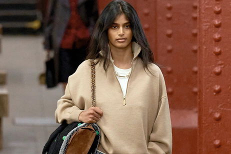 El jersey con media cremallera que Chanel ha puesto de moda y 8 opciones para sumarse a la tendencia