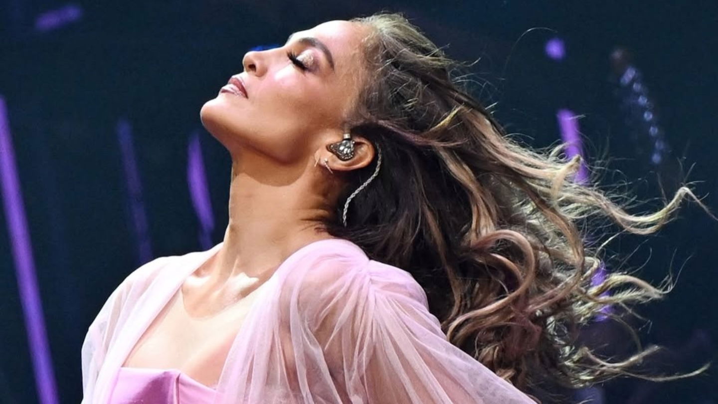 Jennifer Lopez explica por qué el cuello se ha convertido en un paso clave de su rutina de skincare