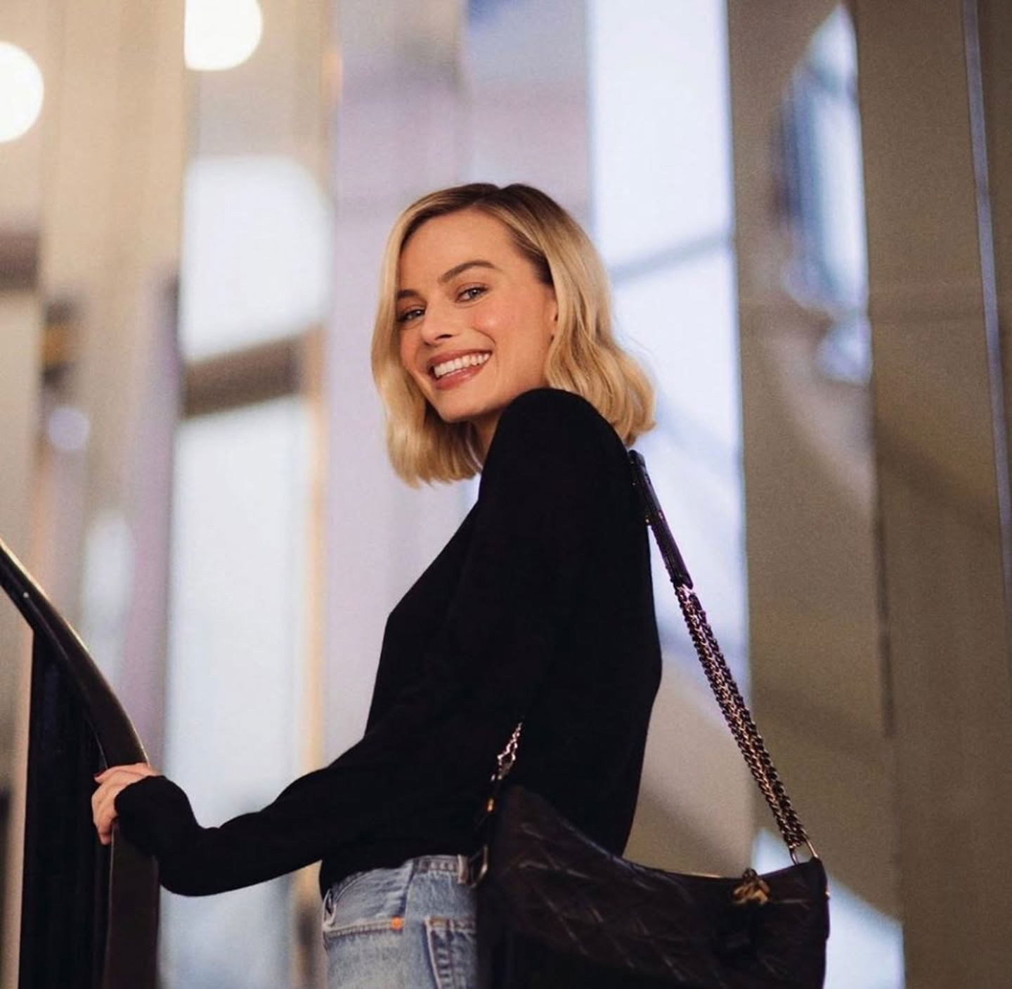 El dispositivo facial que Margot Robbie usa en su rutina de cuidado de la piel