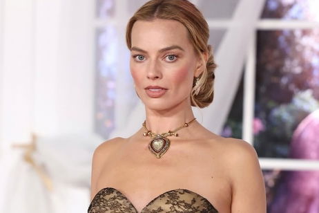 La manicura más especial de Margot Robbie con diamantes y rubíes sobre base nude