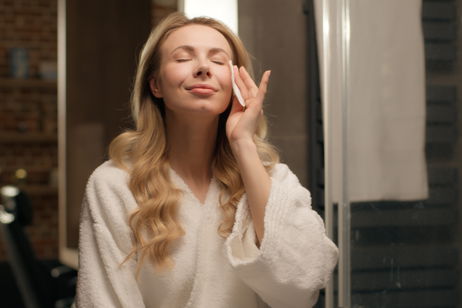 Usar toallitas desmaquillantes a diario: el hábito cómodo que tu piel acaba pagando