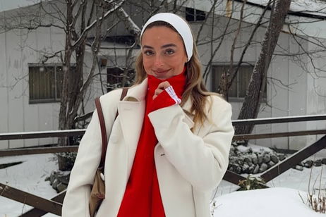 Este chándal rojo demuestra que la comodidad también puede ser elegante en la nieve Este chándal rojo demuestra que la comodidad también puede ser elegante en la nieve