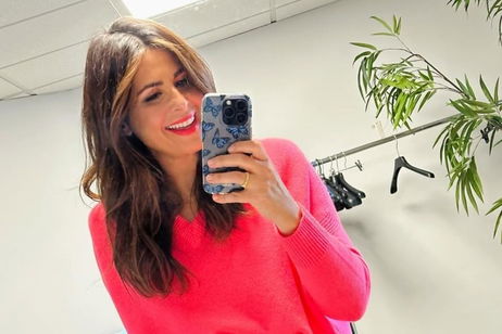 El jersey fucsia que siempre es un acierto y cómo recrear el look de Nuria Roca