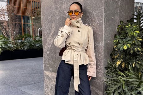 La gabardina corta de Bershka que está sustituyendo al trench clásico esta temporada