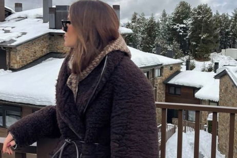 El abrigo reversible marrón que resuelve los días de frío extremo